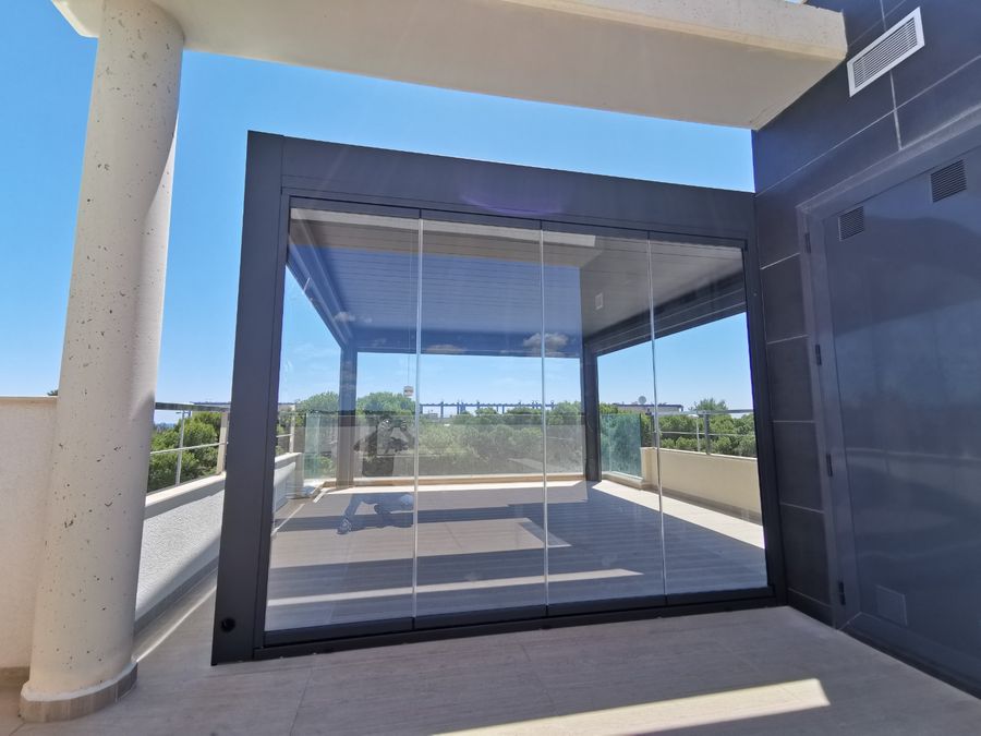 Cortinas de cristal cerradas pérgola bioclimática
