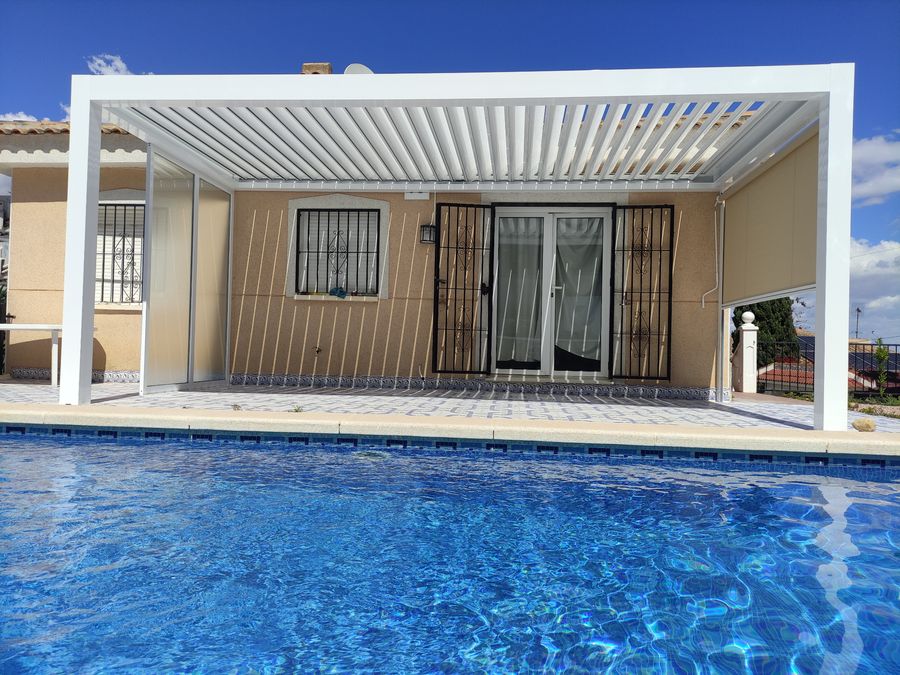 Pérgola bioclimática junto a piscina Costa Blanca