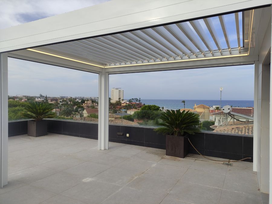 Pérgola aluminio con cortinas de cristal terraza