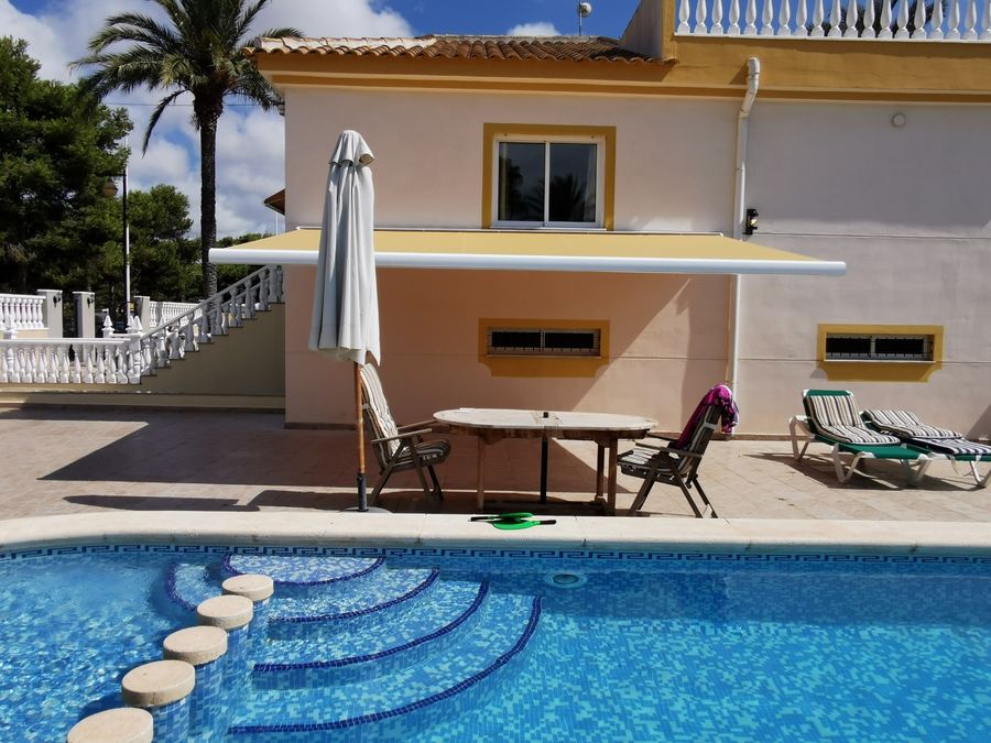 Toldo cofre junto a piscina villa Finestrat