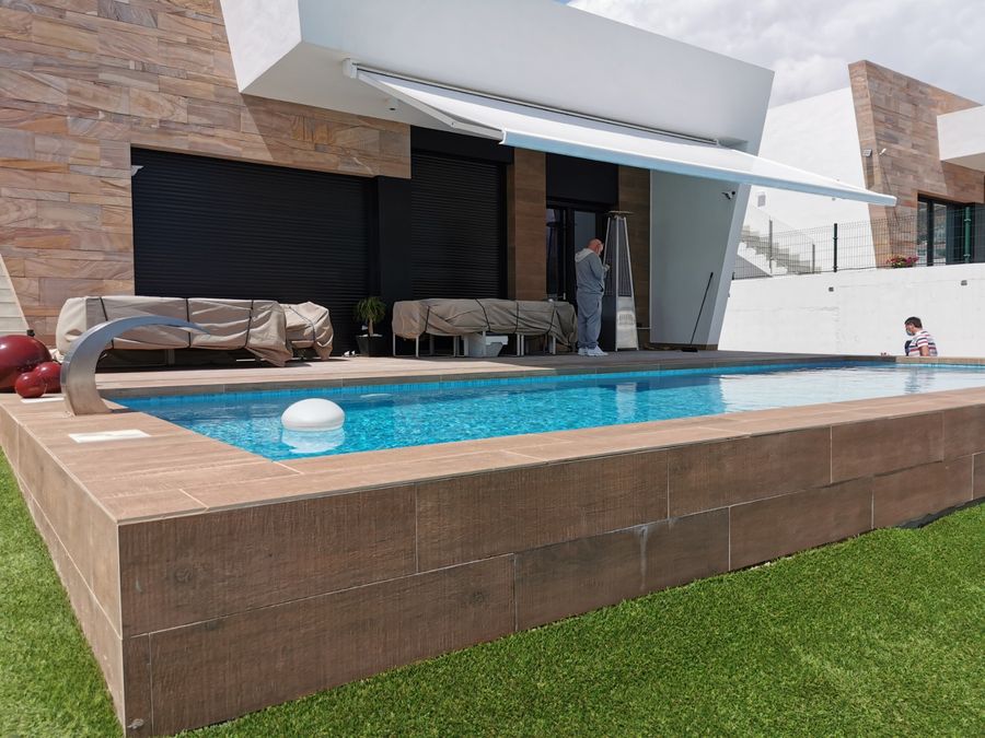 Instalación de toldo en piscina