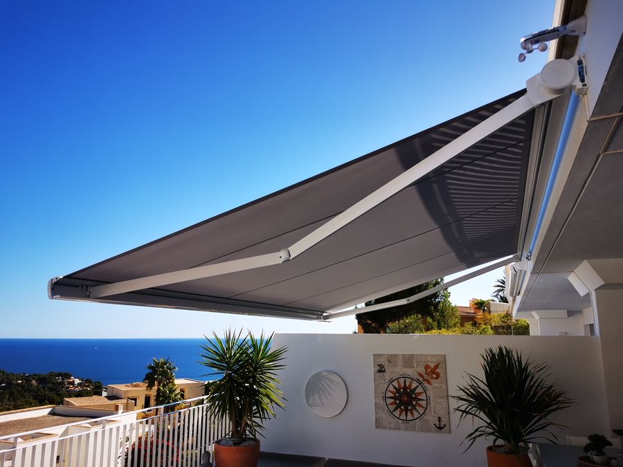 Toldo cofre con sensor de viento en terraza