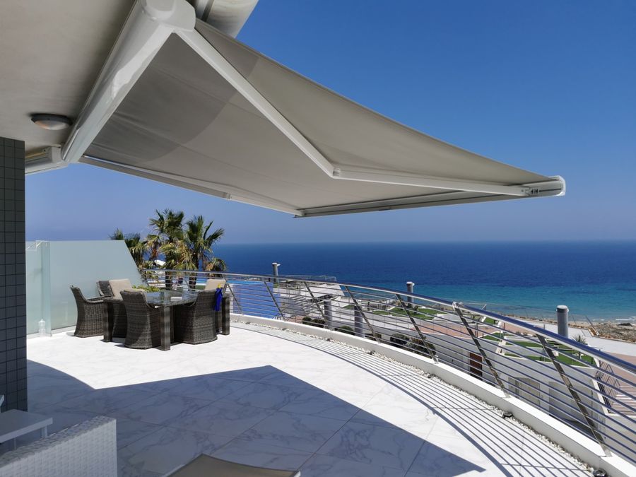 Toldo cofre motorizado con vistas al mar, Costa Blanca